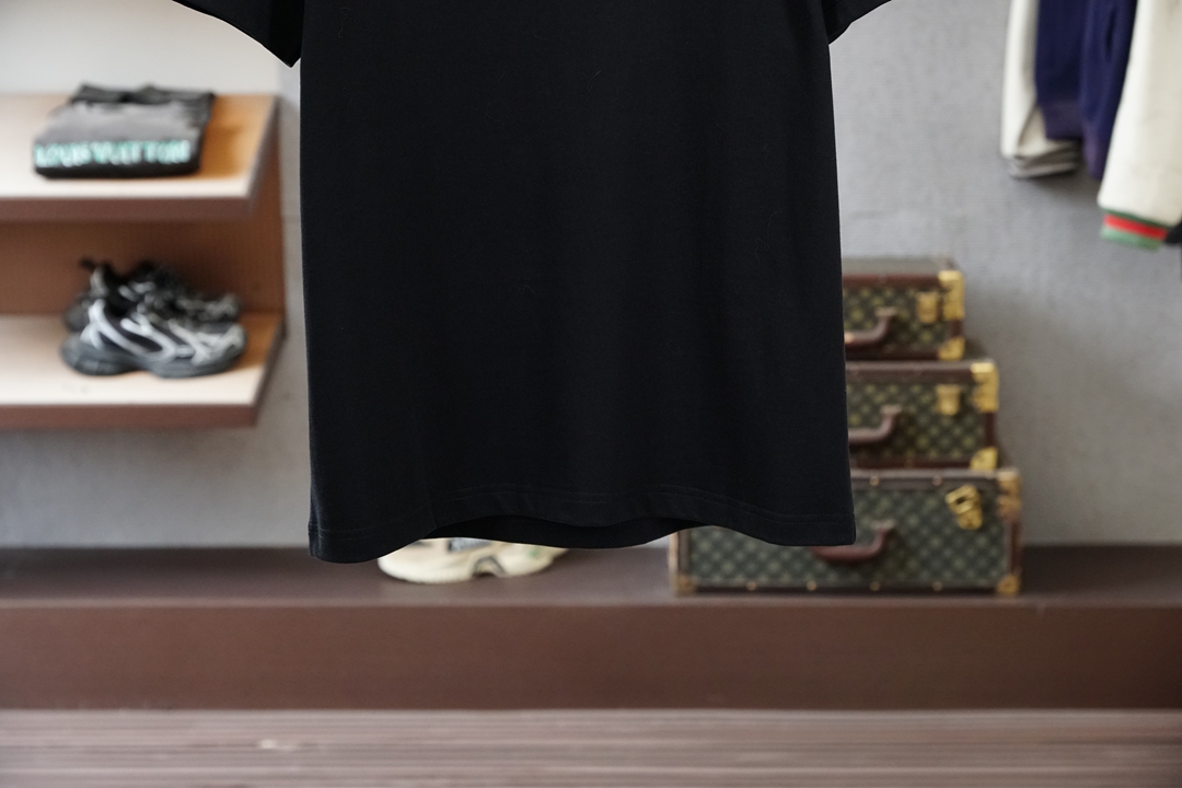 Loewe罗意威/2026春夏新款短袖，🦋📟🪆🌹🖖一贯的好版型 进口原版超细进口柔软丝光棉。面料柔软 弹