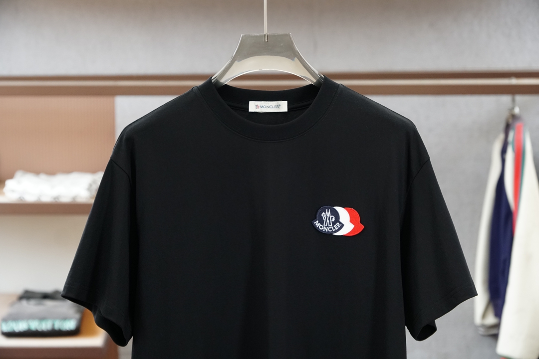 蒙口/2026春夏新款短袖，通勤百搭帅气的圆”领🦋📟🪆🌹🖖一贯的好版型 进口原版超细进口柔软丝光棉。面料