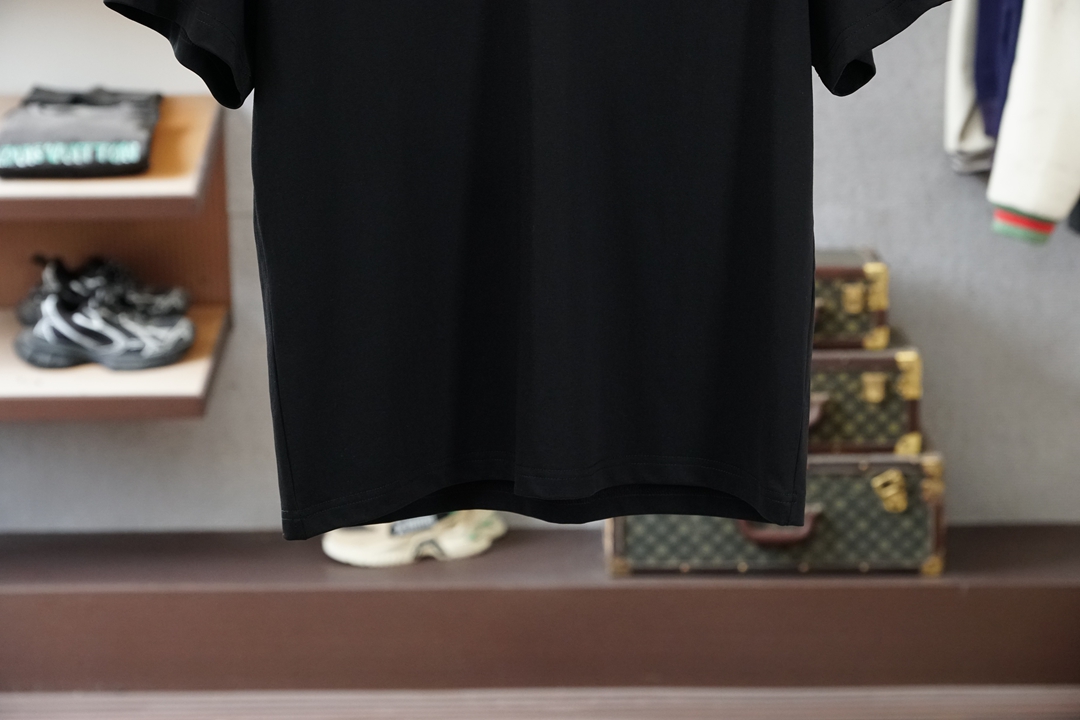 蒙口/2026春夏新款短袖，通勤百搭帅气的圆”领🦋📟🪆🌹🖖一贯的好版型 进口原版超细进口柔软丝光棉。面料