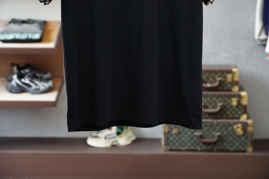 BBR巴宝莉-SS26春夏新品小胸前字母印花短袖，袖子拼接格子经典时尚T恤设计彰显品牌辨识度，采用高支数