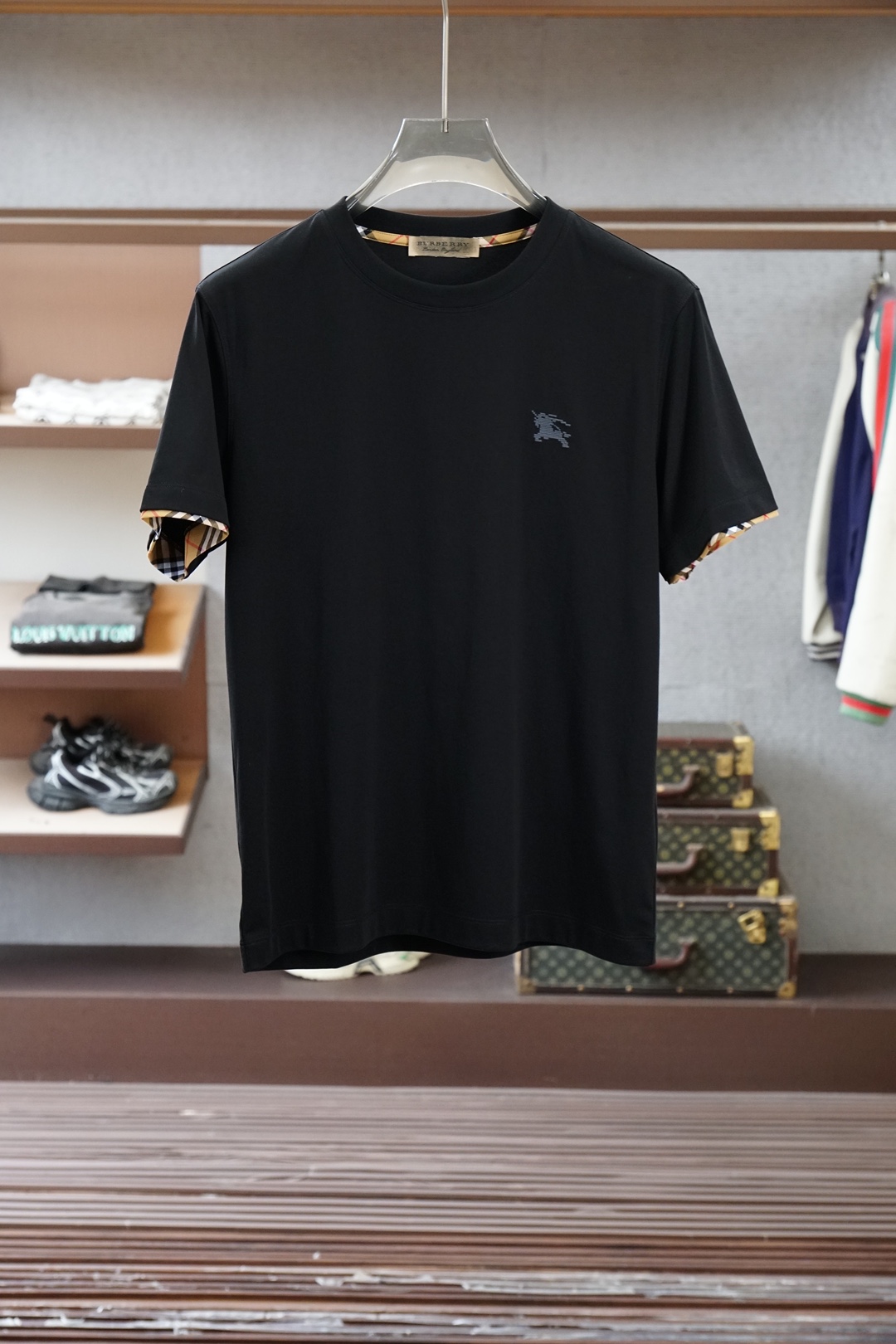 BBR巴宝莉-SS26春夏新品小胸前字母印花短袖，袖子拼接格子经典时尚T恤设计彰显品牌辨识度，采用高支数