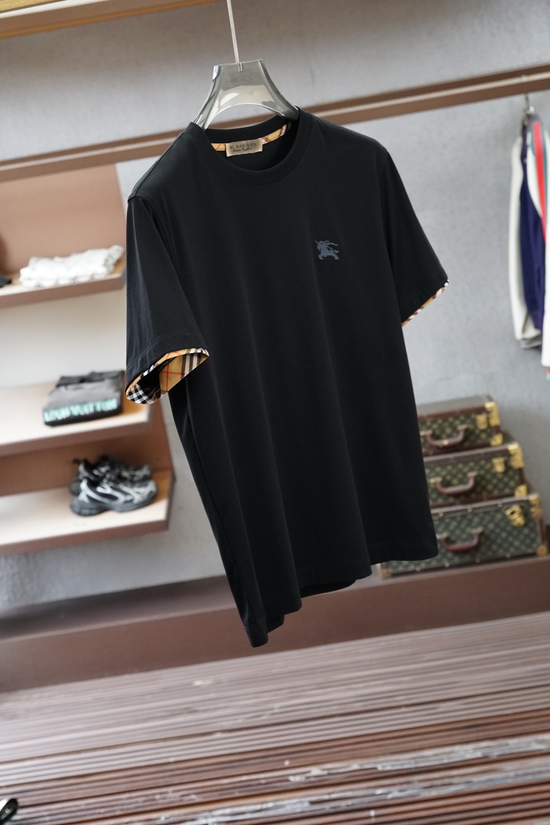 BBR巴宝莉-SS26春夏新品小胸前字母印花短袖，袖子拼接格子经典时尚T恤设计彰显品牌辨识度，采用高支数