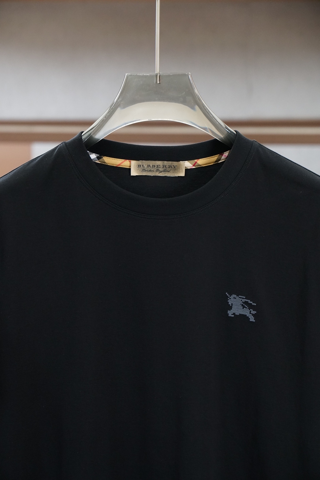 BBR巴宝莉-SS26春夏新品小胸前字母印花短袖，袖子拼接格子经典时尚T恤设计彰显品牌辨识度，采用高支数