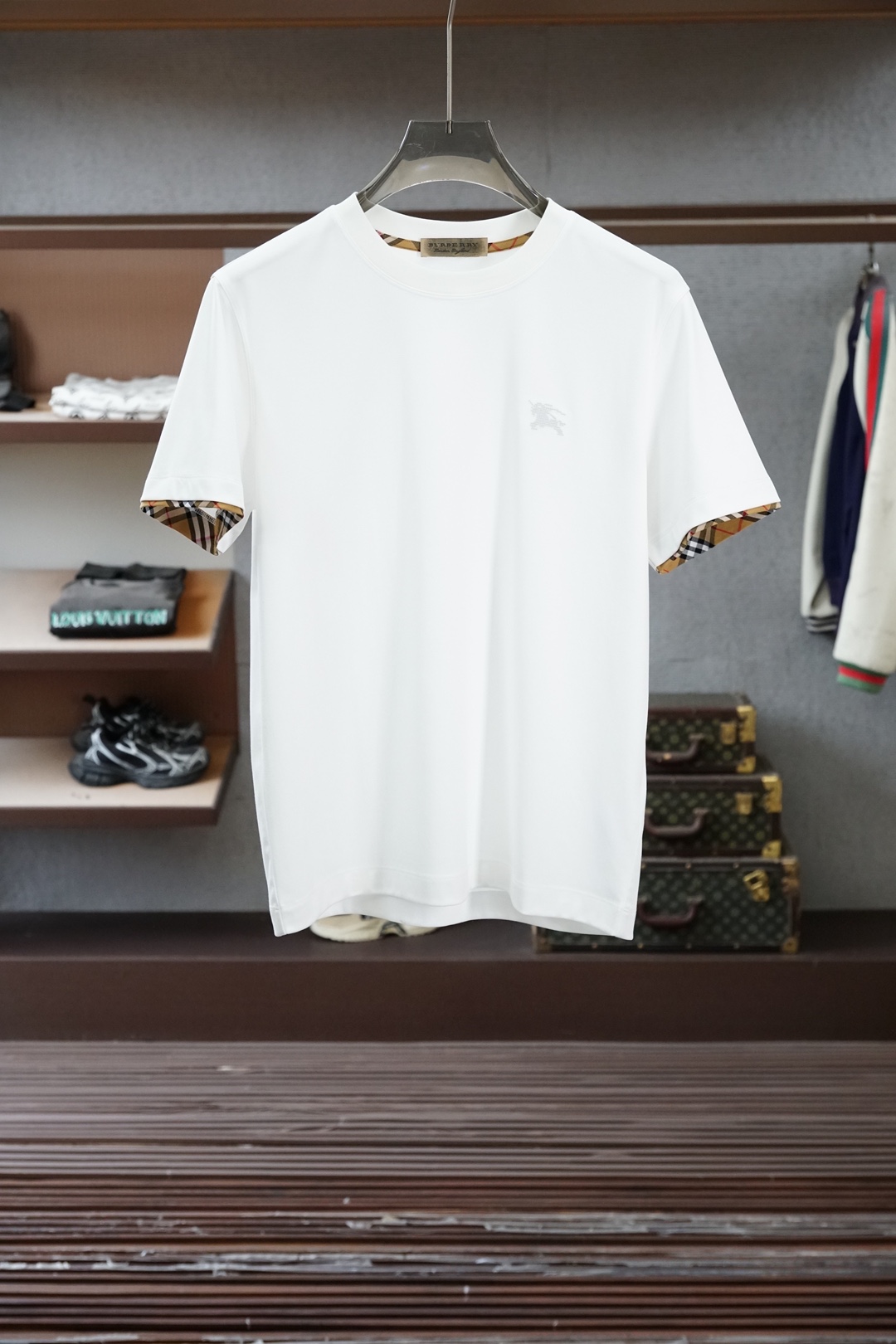 BBR巴宝莉-SS26春夏新品小胸前字母印花短袖，袖子拼接格子经典时尚T恤设计彰显品牌辨识度，采用高支数