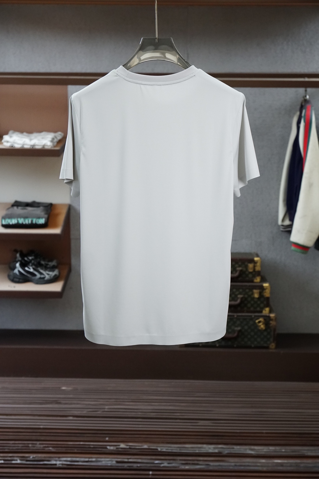 蒙口-Mon&cler.SS26春夏新品皮革徽章&字母植绒印花标识短袖T恤，正面胸前左侧饰➕字母由印花设