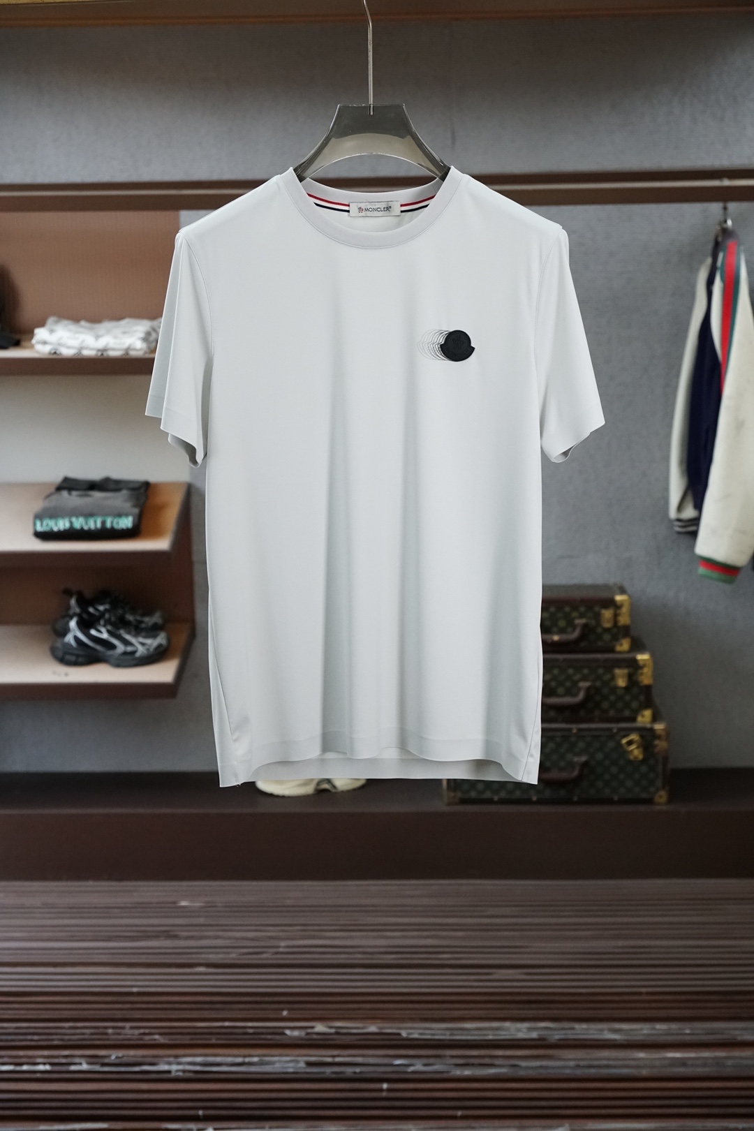 蒙口-Mon&cler.SS26春夏新品皮革徽章&字母植绒印花标识短袖T恤，正面胸前左侧饰➕字母由印花设