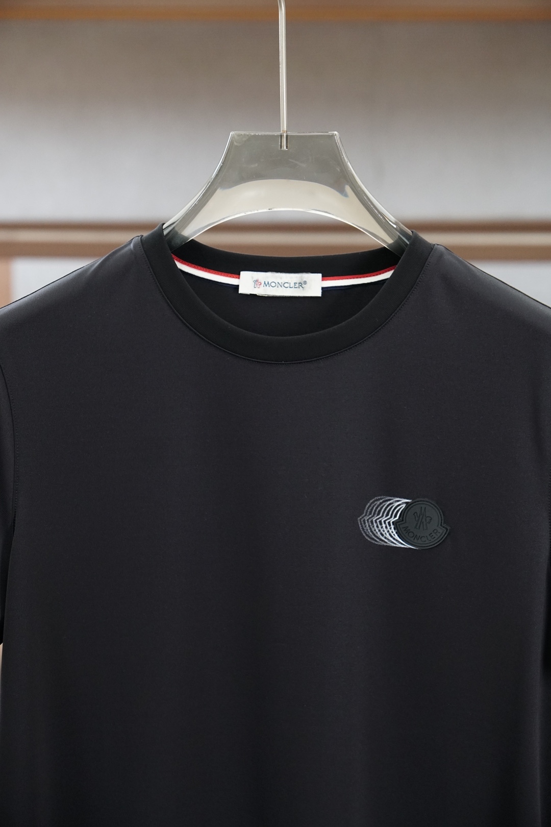 蒙口-Mon&cler.SS26春夏新品皮革徽章&字母植绒印花标识短袖T恤，正面胸前左侧饰➕字母由印花设