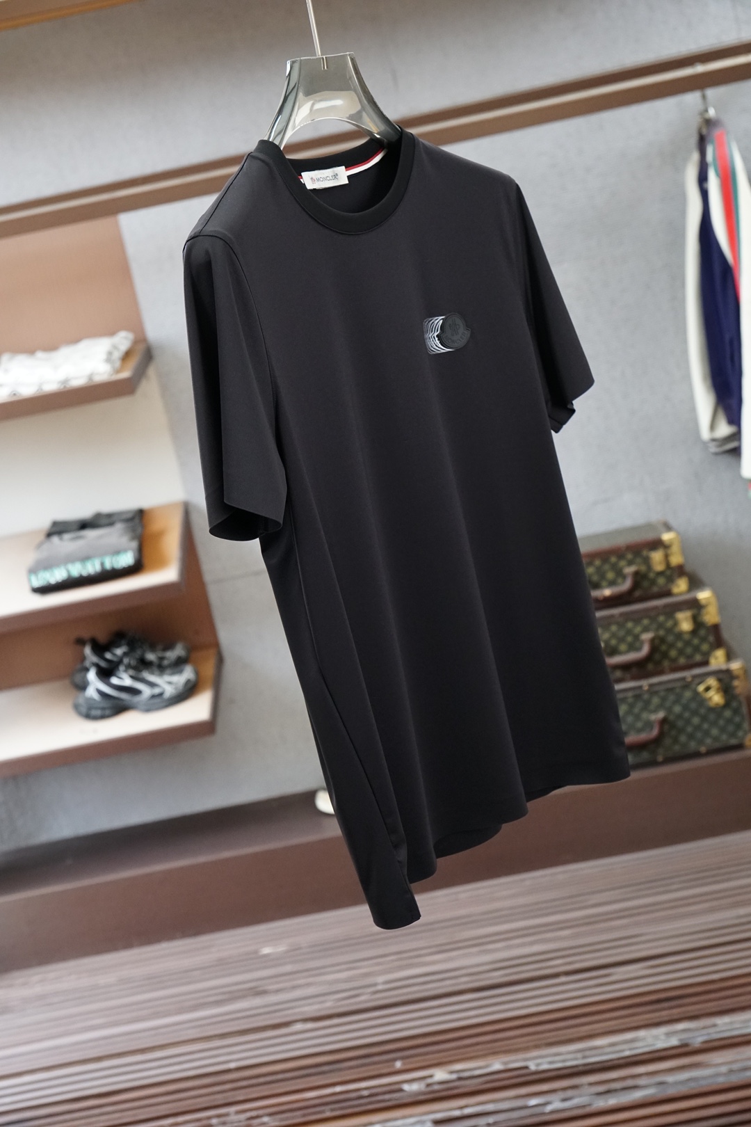 蒙口-Mon&cler.SS26春夏新品皮革徽章&字母植绒印花标识短袖T恤，正面胸前左侧饰➕字母由印花设