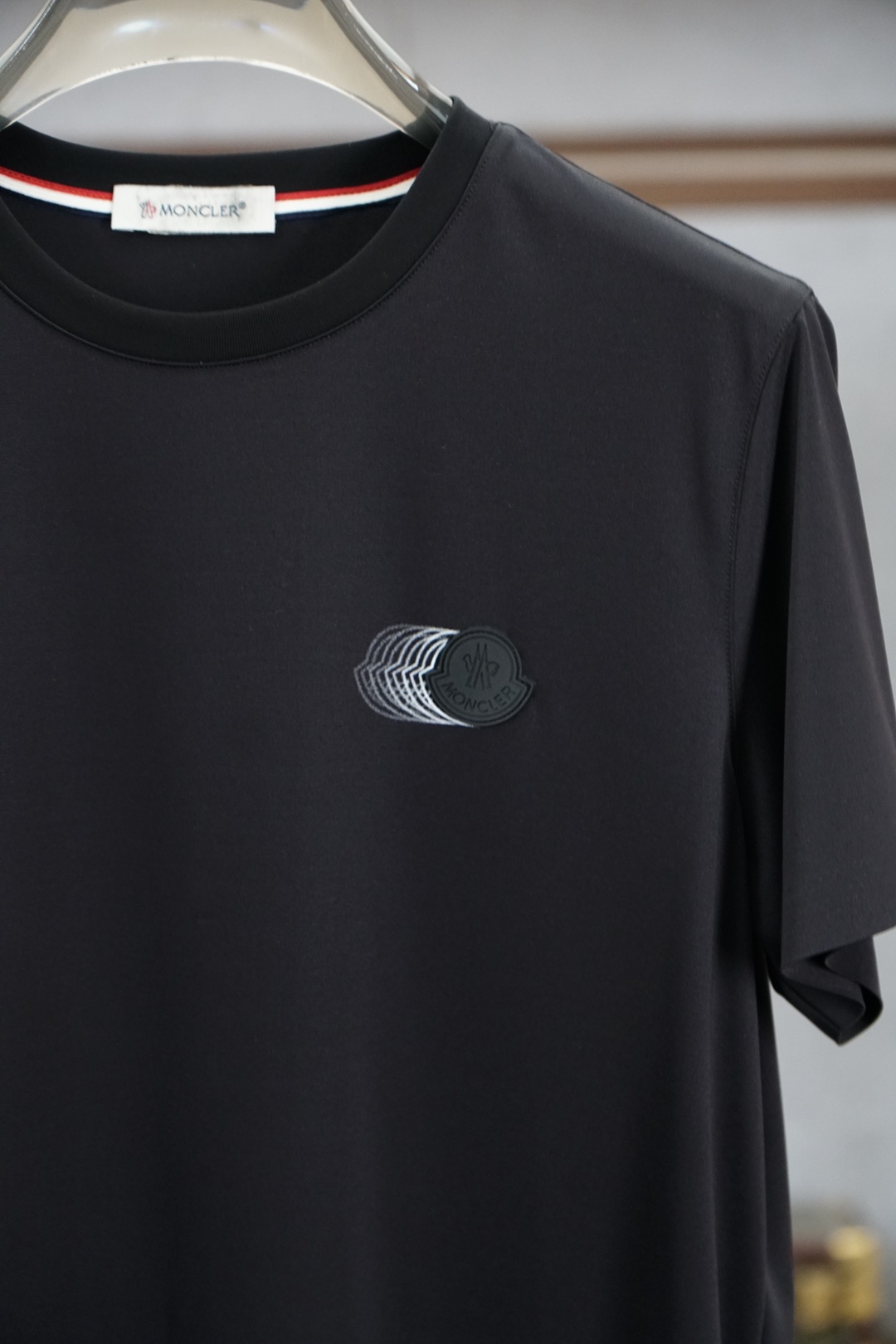 蒙口-Mon&cler.SS26春夏新品皮革徽章&字母植绒印花标识短袖T恤，正面胸前左侧饰➕字母由印花设