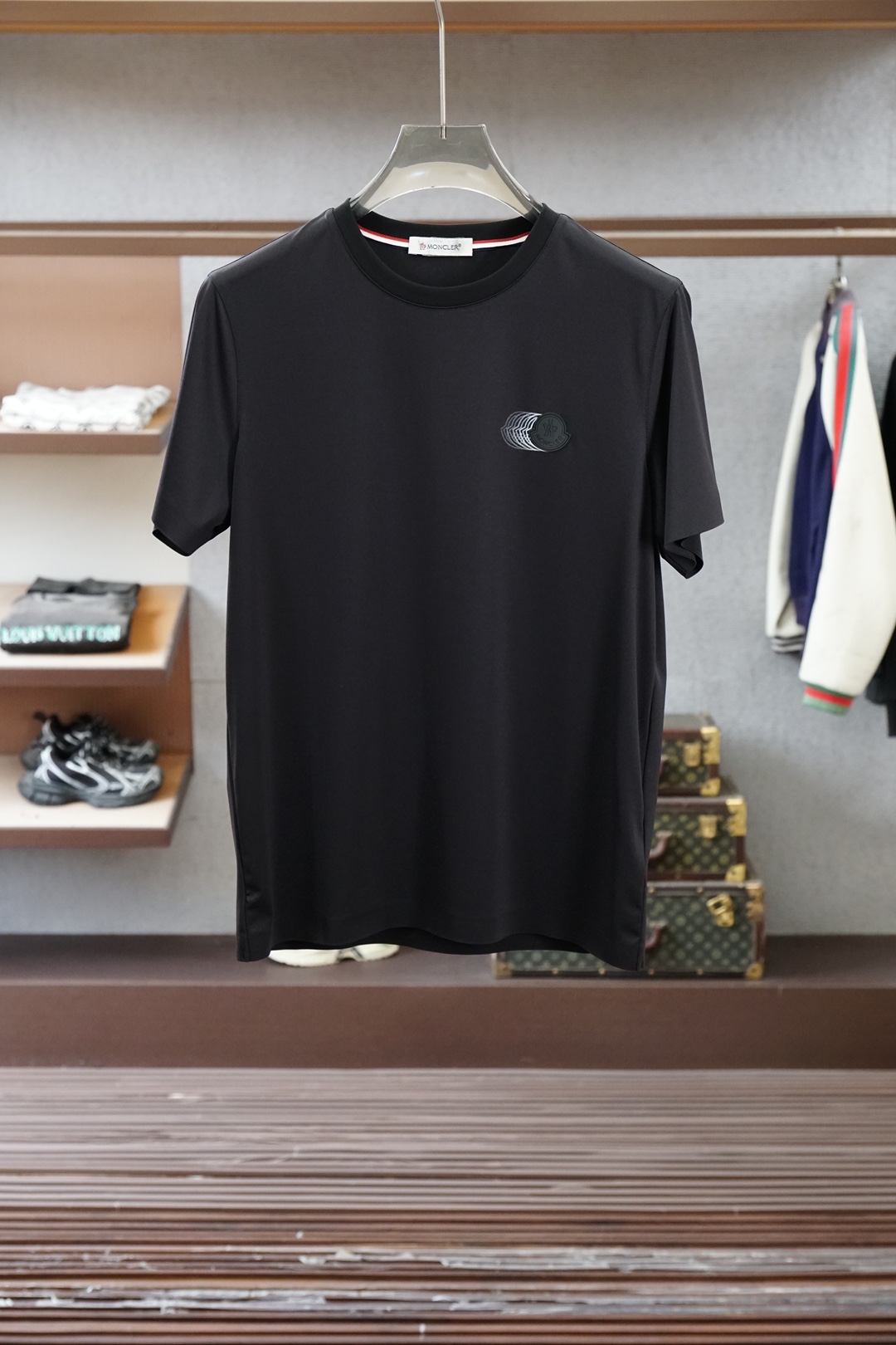 蒙口-Mon&cler.SS26春夏新品皮革徽章&字母植绒印花标识短袖T恤，正面胸前左侧饰➕字母由印花设