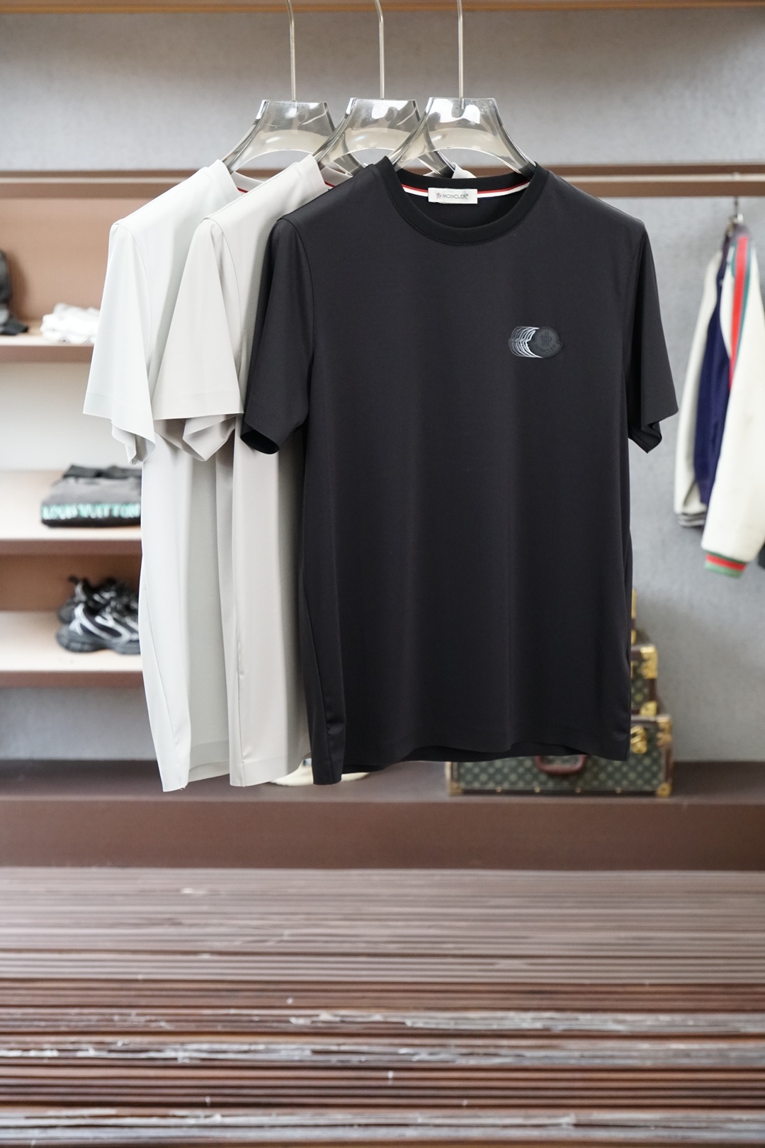 蒙口-Mon&cler.SS26春夏新品皮革徽章&字母植绒印花标识短袖T恤，正面胸前左侧饰➕字母由印花设