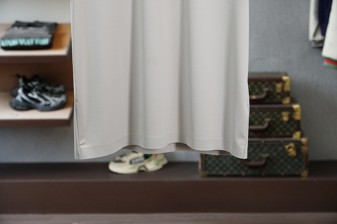 蒙口-Mon&cler.SS26春夏新品皮革徽章&字母植绒印花标识短袖T恤，正面胸前左侧饰➕字母由印花设