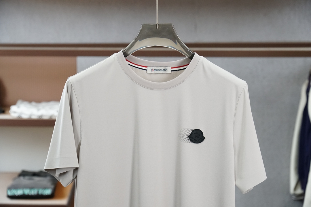 蒙口-Mon&cler.SS26春夏新品皮革徽章&字母植绒印花标识短袖T恤，正面胸前左侧饰➕字母由印花设