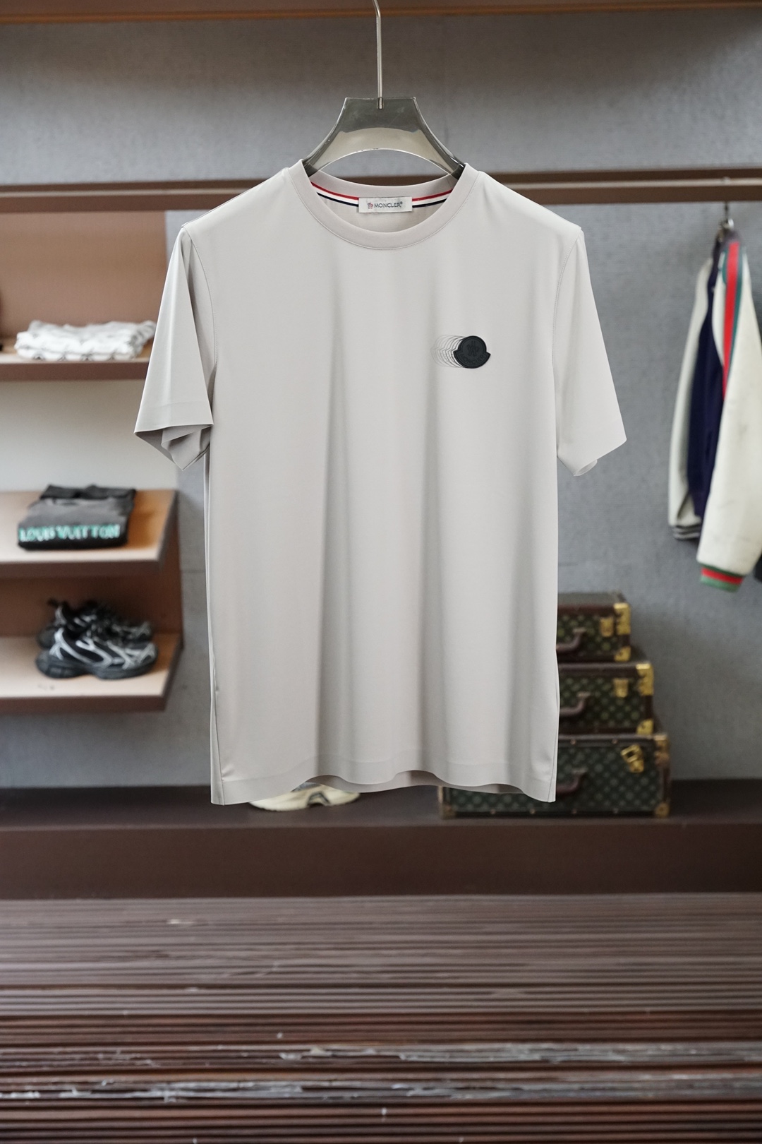 蒙口-Mon&cler.SS26春夏新品皮革徽章&字母植绒印花标识短袖T恤，正面胸前左侧饰➕字母由印花设