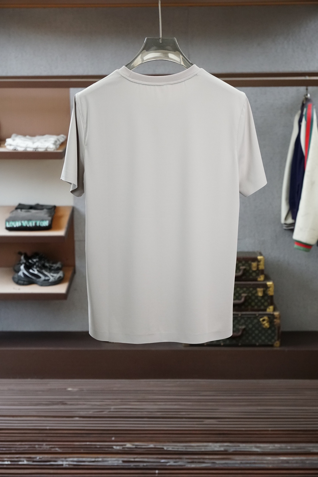 蒙口-Mon&cler.SS26春夏新品皮革徽章&字母植绒印花标识短袖T恤，正面胸前左侧饰➕字母由印花设