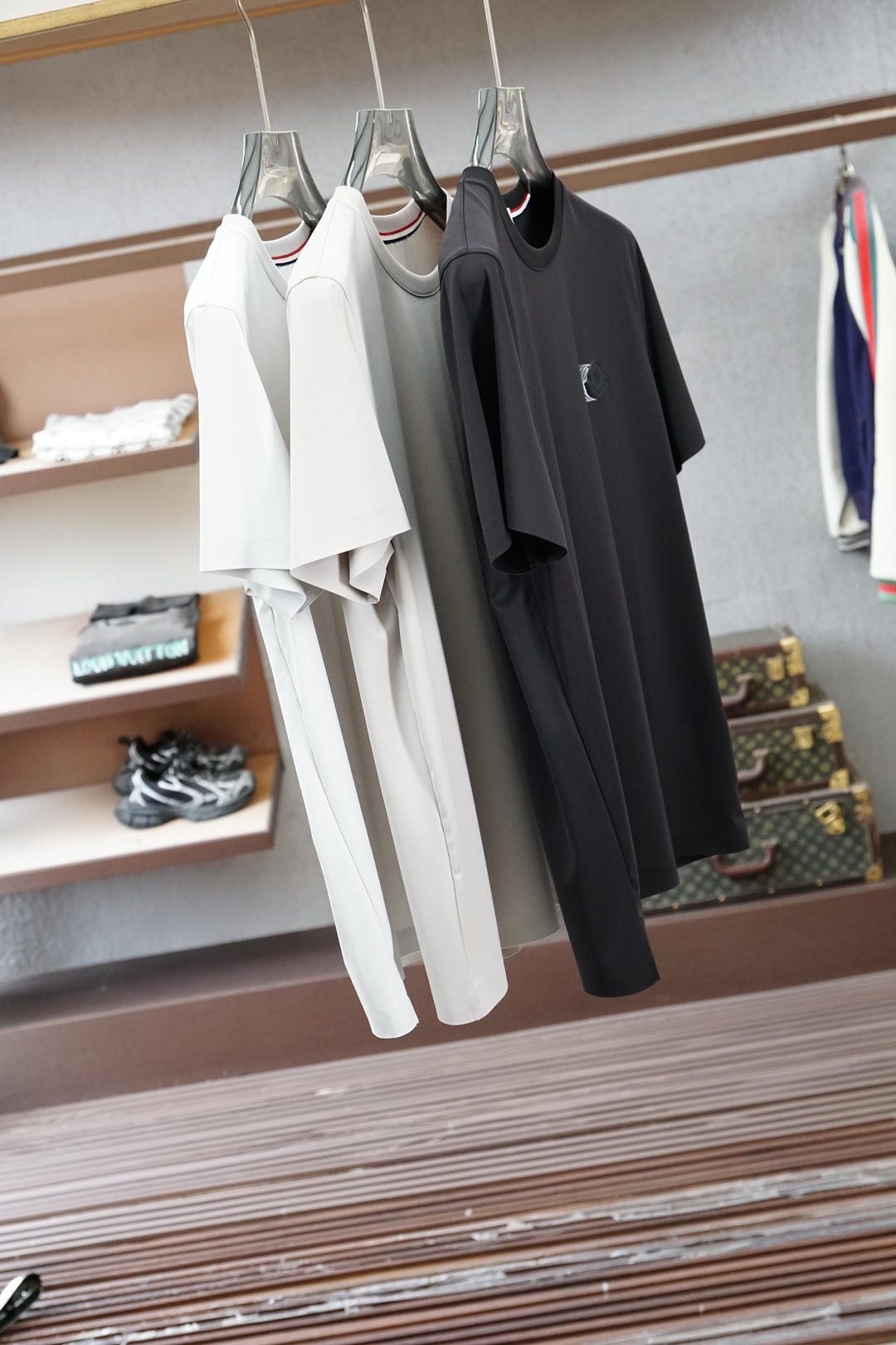 蒙口-Mon&cler.SS26春夏新品皮革徽章&字母植绒印花标识短袖T恤，正面胸前左侧饰➕字母由印花设