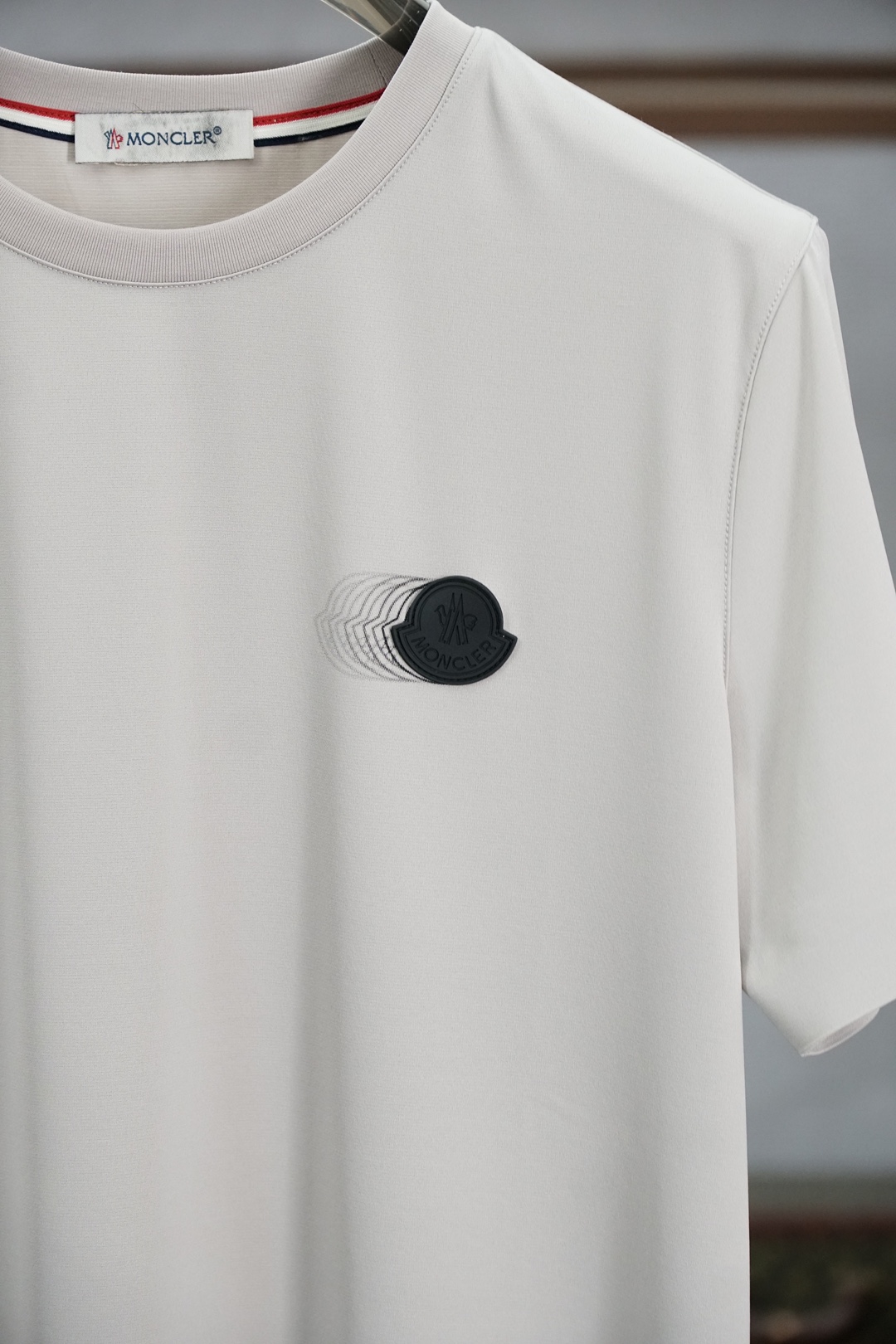 蒙口-Mon&cler.SS26春夏新品皮革徽章&字母植绒印花标识短袖T恤，正面胸前左侧饰➕字母由印花设