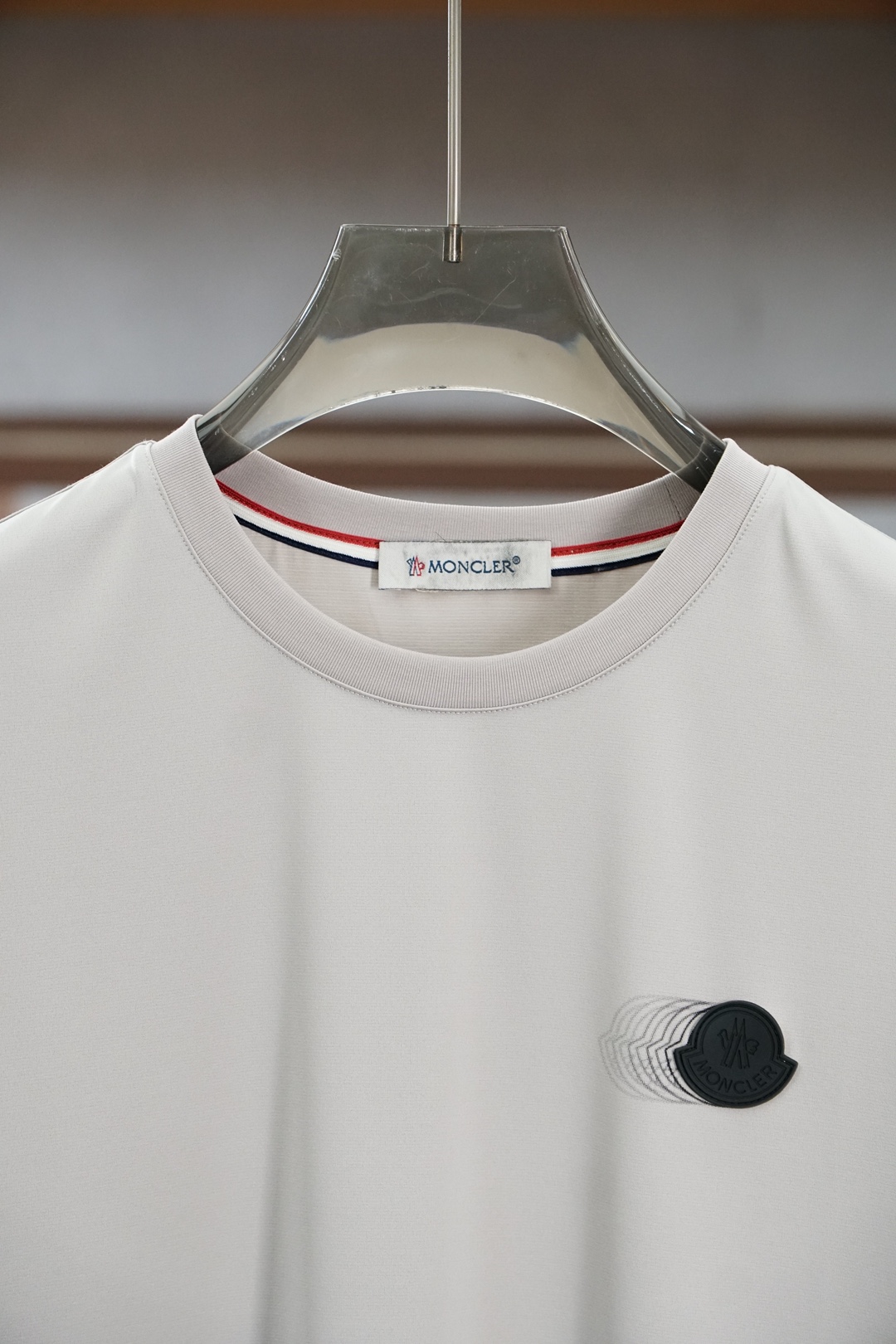 蒙口-Mon&cler.SS26春夏新品皮革徽章&字母植绒印花标识短袖T恤，正面胸前左侧饰➕字母由印花设