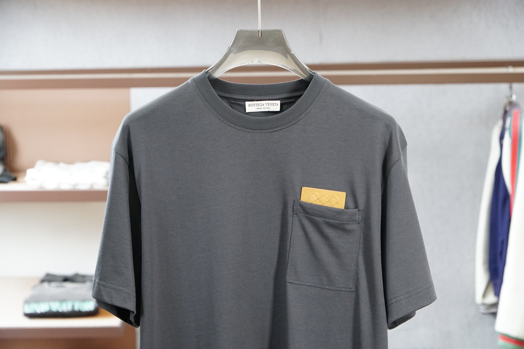 BV-2026在为夏日找不到兼具质感与舒适的上衣而烦恼？这🪬🌻🧀🪆🍌款男士圆领短袖衫，绝对是你的夏日救星