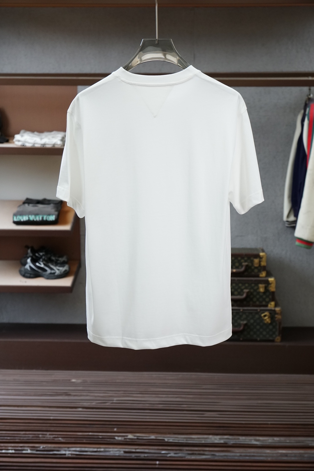 BV-2026在为夏日找不到兼具质感与舒适的上衣而烦恼？这🪬🌻🧀🪆🍌款男士圆领短袖衫，绝对是你的夏日救星