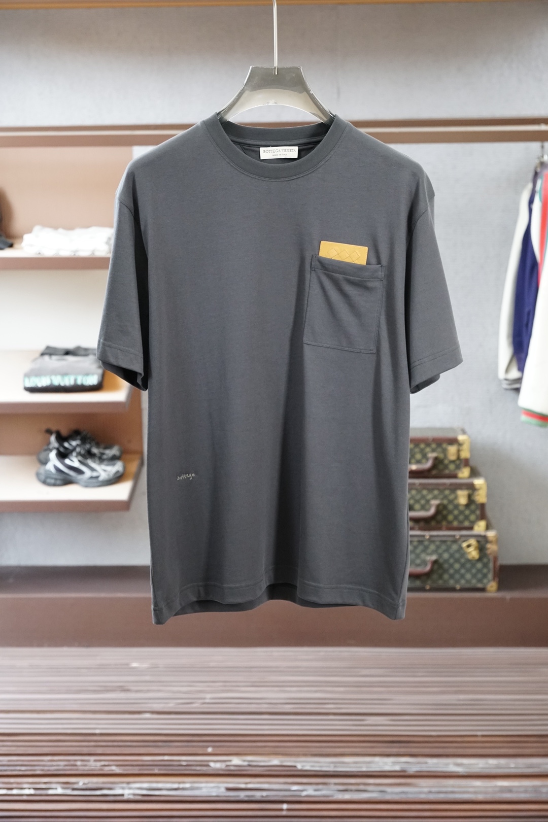 BV-2026在为夏日找不到兼具质感与舒适的上衣而烦恼？这🪬🌻🧀🪆🍌款男士圆领短袖衫，绝对是你的夏日救星