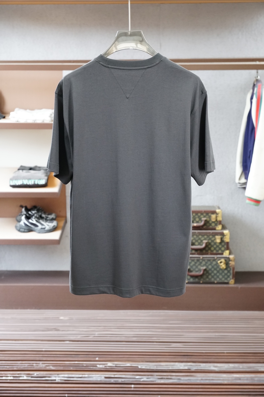 BV-2026在为夏日找不到兼具质感与舒适的上衣而烦恼？这🪬🌻🧀🪆🍌款男士圆领短袖衫，绝对是你的夏日救星