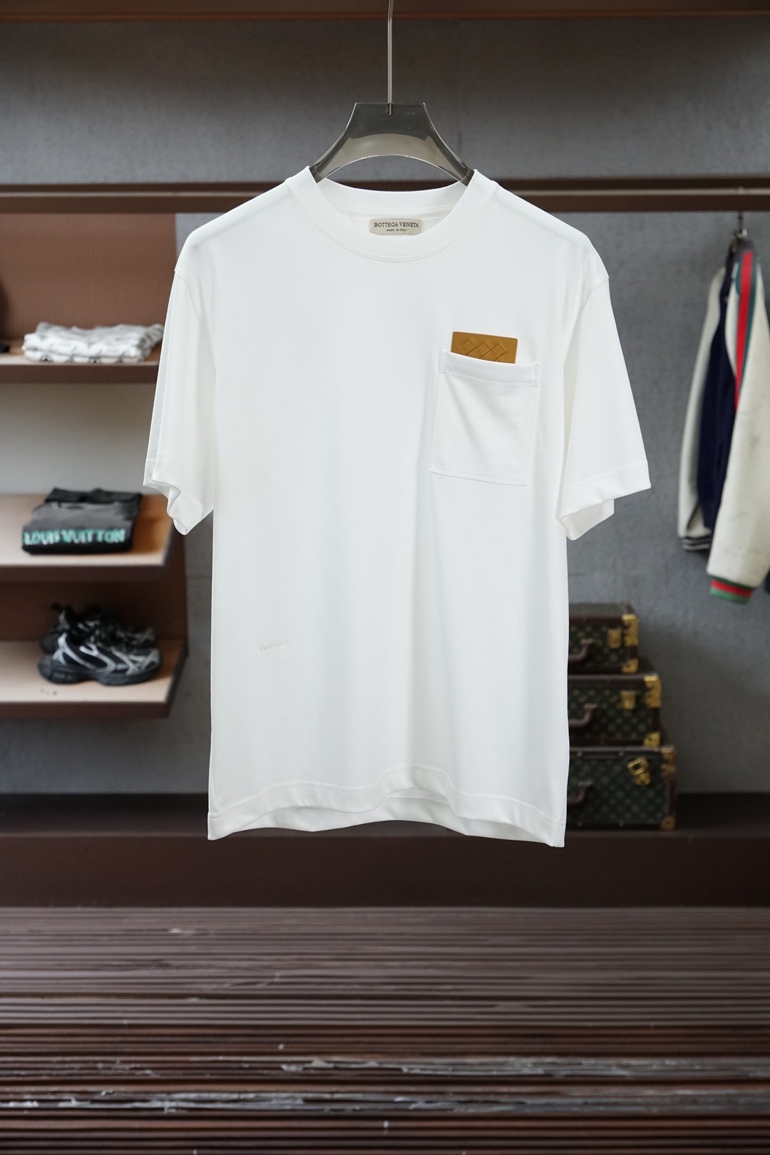 BV-2026在为夏日找不到兼具质感与舒适的上衣而烦恼？这🪬🌻🧀🪆🍌款男士圆领短袖衫，绝对是你的夏日救星