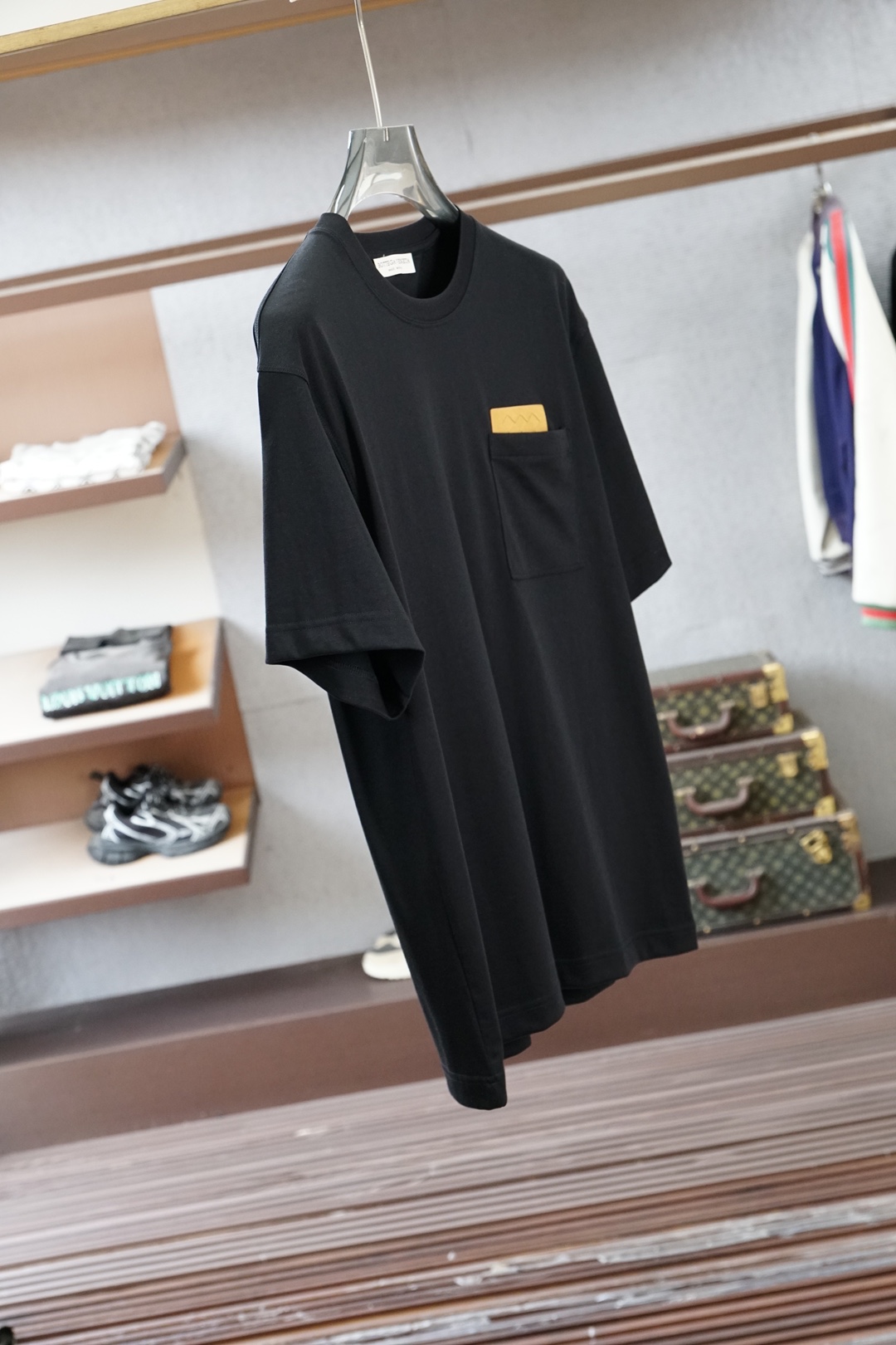 BV-2026在为夏日找不到兼具质感与舒适的上衣而烦恼？这🪬🌻🧀🪆🍌款男士圆领短袖衫，绝对是你的夏日救星