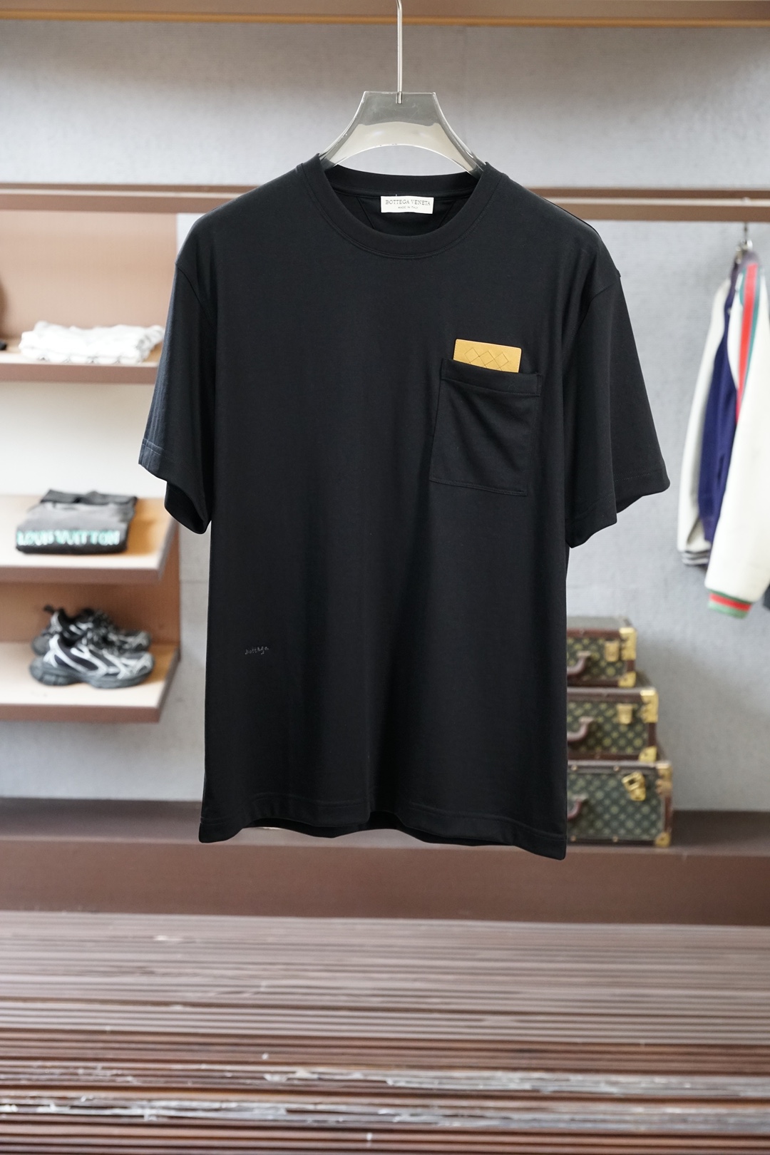 BV-2026在为夏日找不到兼具质感与舒适的上衣而烦恼？这🪬🌻🧀🪆🍌款男士圆领短袖衫，绝对是你的夏日救星