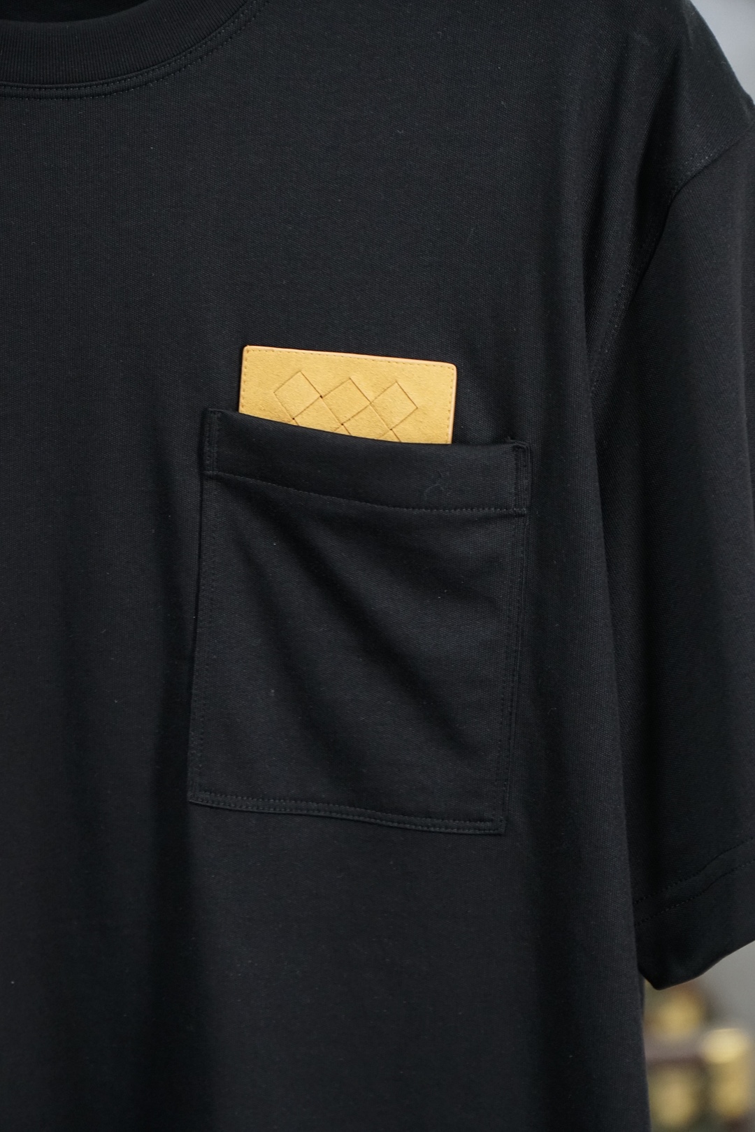 BV-2026在为夏日找不到兼具质感与舒适的上衣而烦恼？这🪬🌻🧀🪆🍌款男士圆领短袖衫，绝对是你的夏日救星