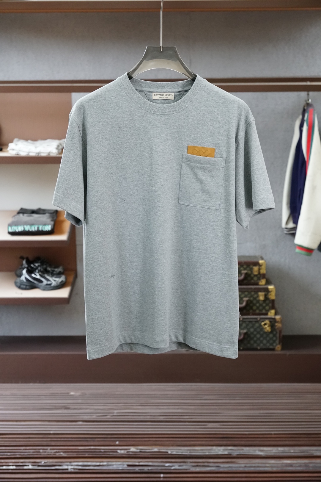 BV-2026在为夏日找不到兼具质感与舒适的上衣而烦恼？这🪬🌻🧀🪆🍌款男士圆领短袖衫，绝对是你的夏日救星