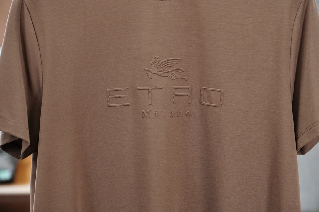 艾卓，ERTo-2026在为夏日找不到兼具质感与舒适的上衣而烦恼？这🪬🌻🧀🪆🍌款男士圆领短袖衫，绝对是你