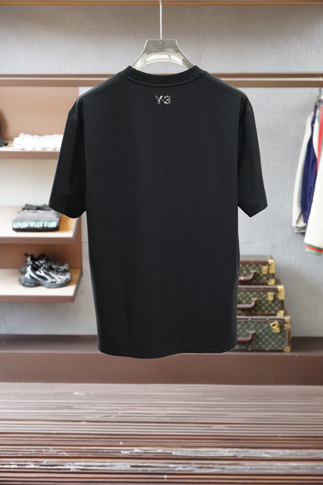 Y3-春夏系列新品🇨🇳🍌🌻🪬男士丝光平纹棉质短袖T恤，这款短袖体恤采用柔软的丝光面料制成，标准版型裁剪，