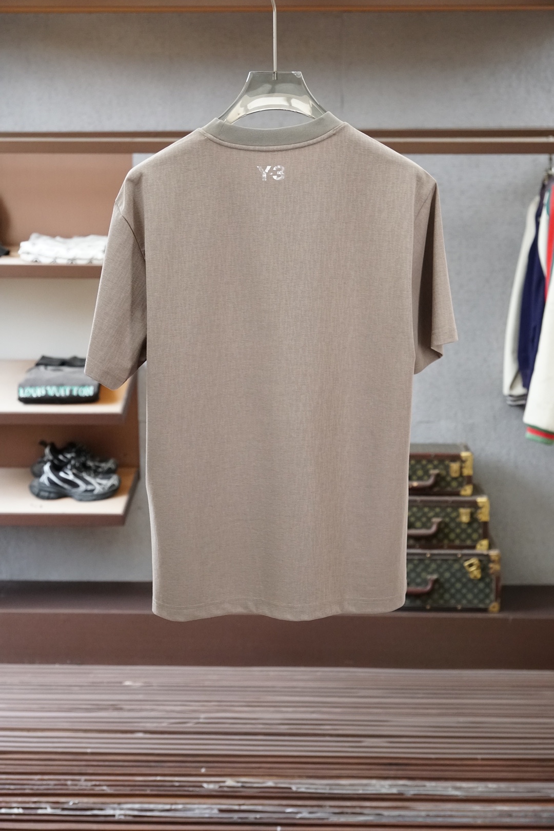 Y3-春夏系列新品🇨🇳🍌🌻🪬男士丝光平纹棉质短袖T恤，这款短袖体恤采用柔软的丝光面料制成，标准版型裁剪，