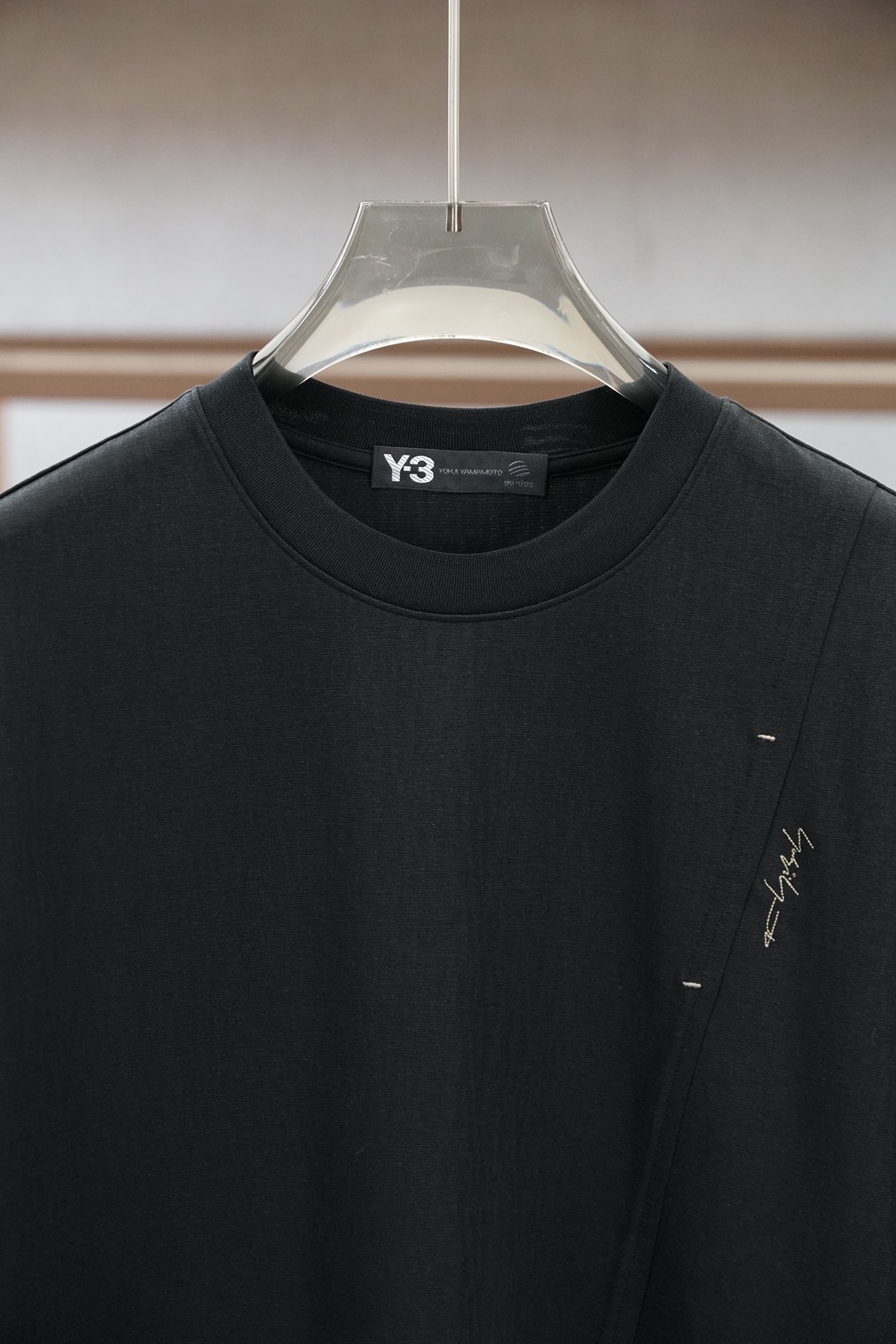 Y3-春夏系列新品🇨🇳🍌🌻🪬男士丝光平纹棉质短袖T恤，这款短袖体恤采用柔软的丝光面料制成，标准版型裁剪，