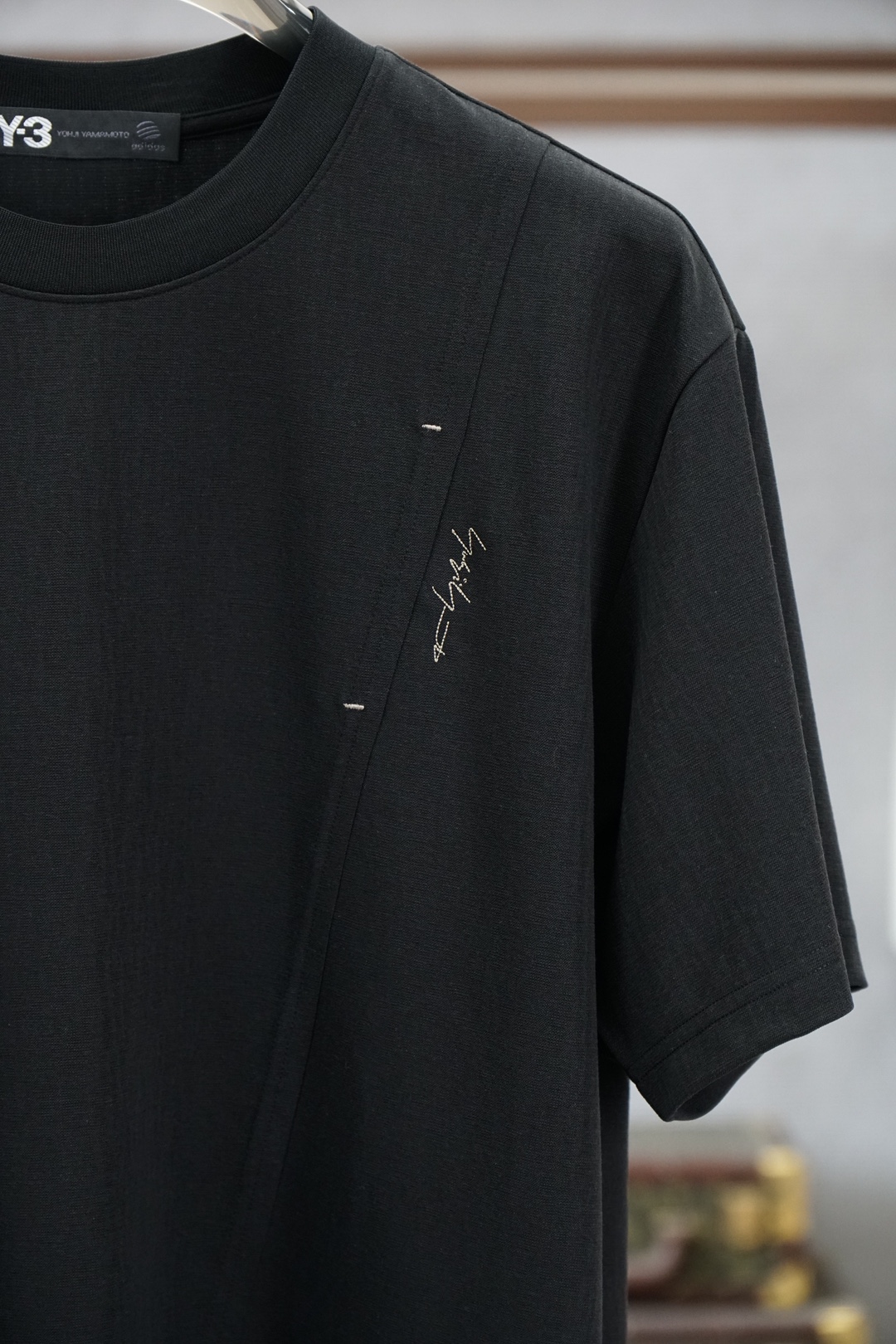 Y3-春夏系列新品🇨🇳🍌🌻🪬男士丝光平纹棉质短袖T恤，这款短袖体恤采用柔软的丝光面料制成，标准版型裁剪，