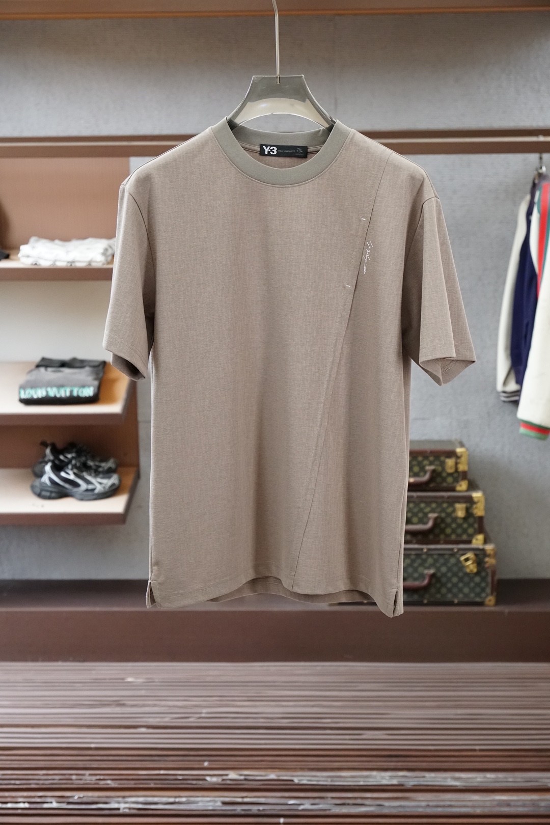 Y3-春夏系列新品🇨🇳🍌🌻🪬男士丝光平纹棉质短袖T恤，这款短袖体恤采用柔软的丝光面料制成，标准版型裁剪，