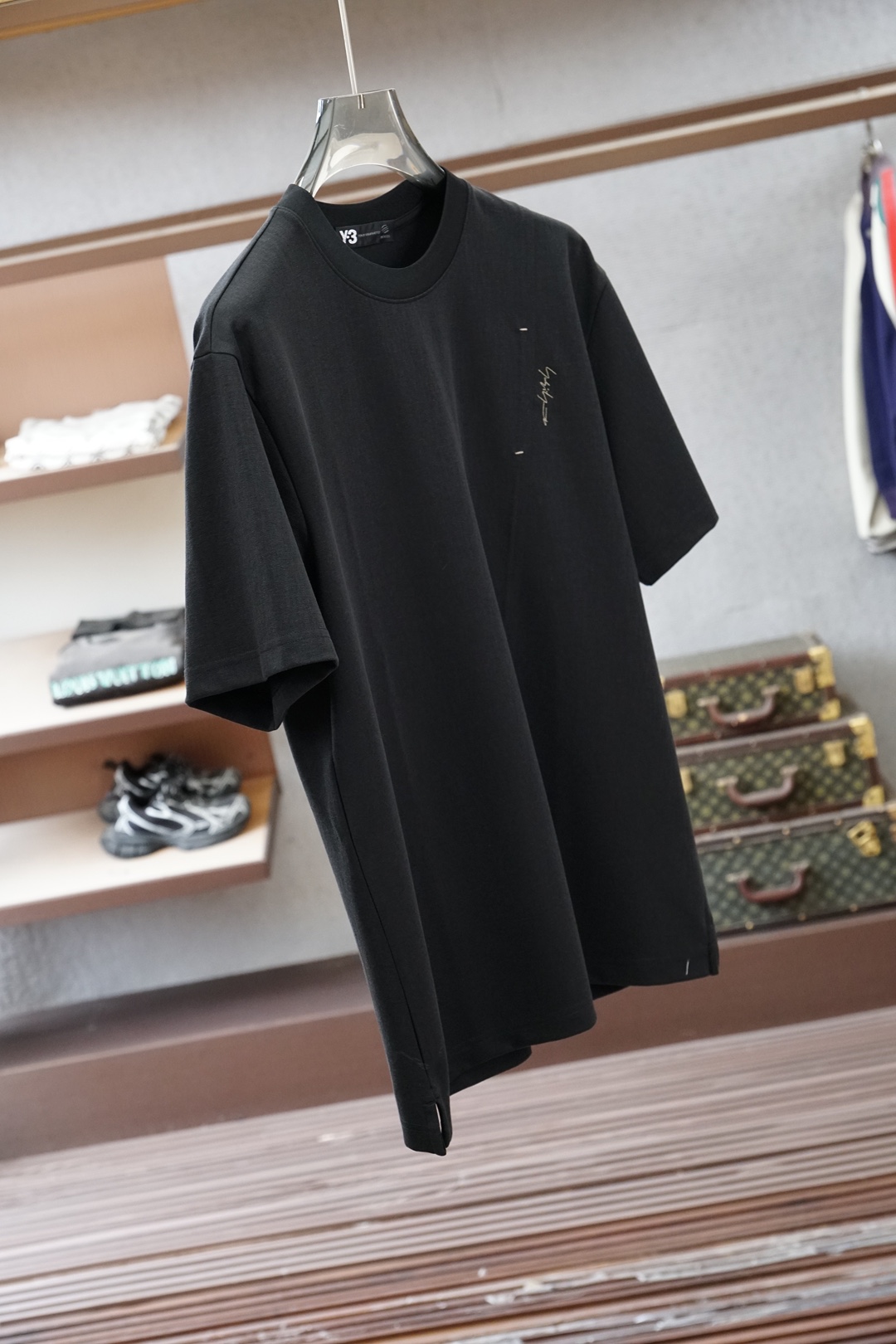 Y3-春夏系列新品🇨🇳🍌🌻🪬男士丝光平纹棉质短袖T恤，这款短袖体恤采用柔软的丝光面料制成，标准版型裁剪，