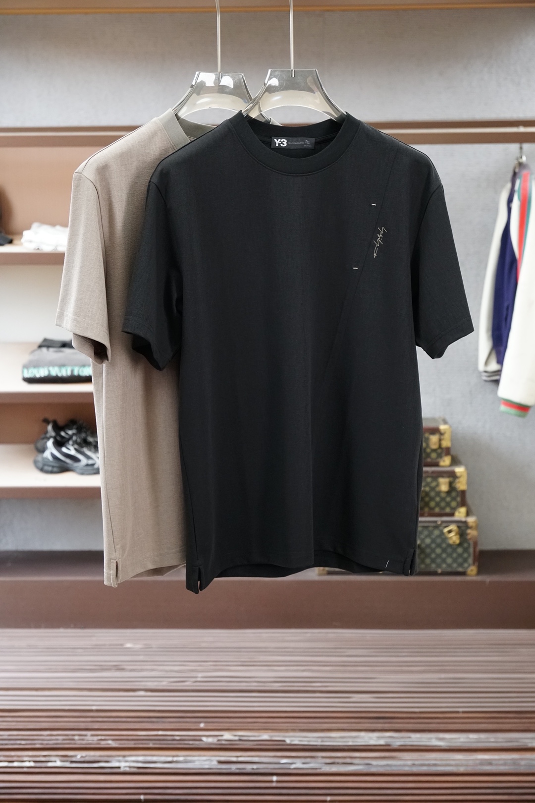 Y3-春夏系列新品🇨🇳🍌🌻🪬男士丝光平纹棉质短袖T恤，这款短袖体恤采用柔软的丝光面料制成，标准版型裁剪，