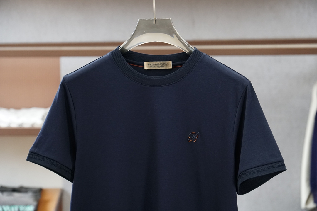 BBR巴宝莉/SS26春夏新品小胸前字母刺绣短袖T恤设计彰显品牌辨识度，采用高支数高密度80支双股丝光棉