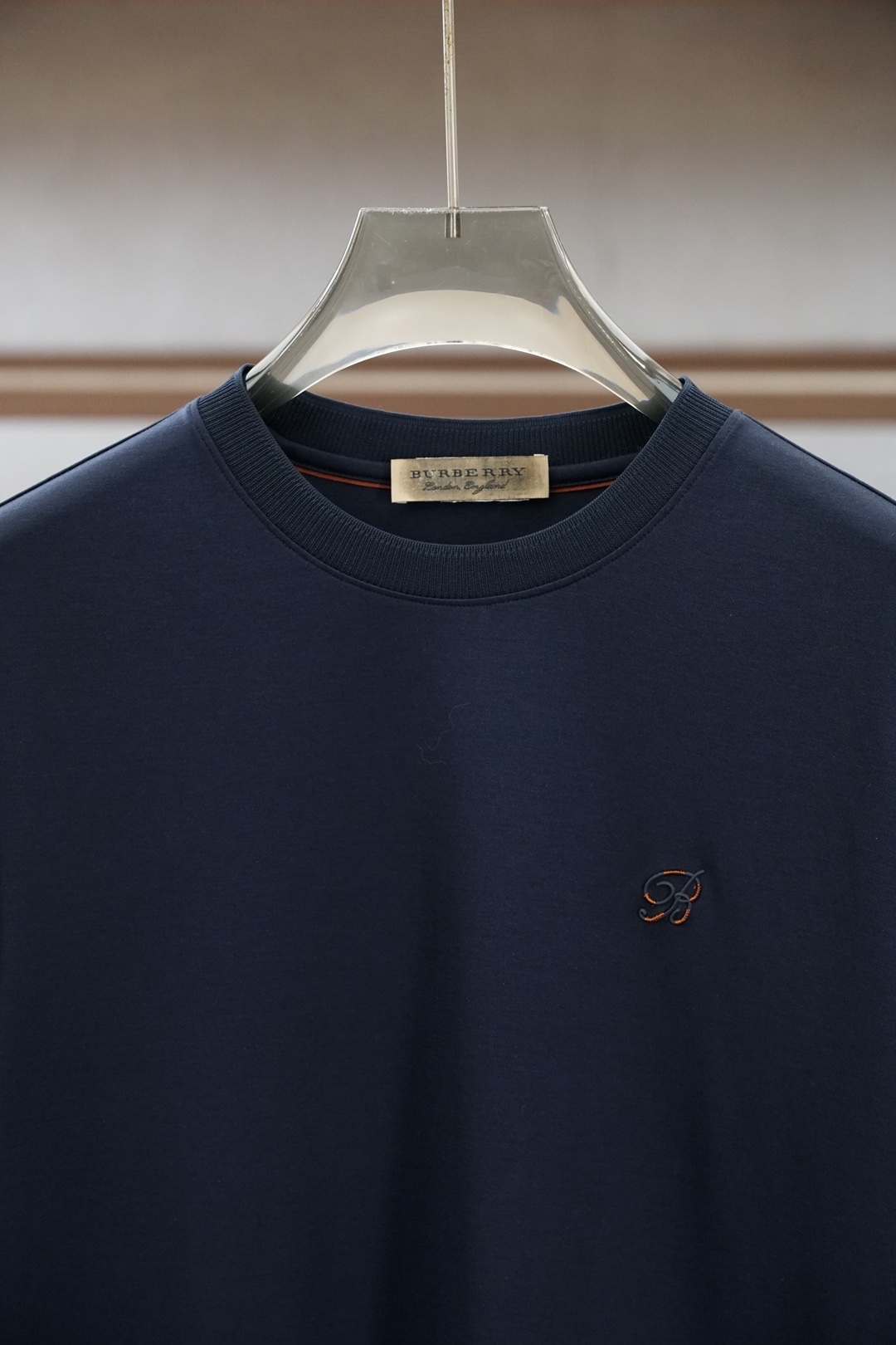 BBR巴宝莉/SS26春夏新品小胸前字母刺绣短袖T恤设计彰显品牌辨识度，采用高支数高密度80支双股丝光棉