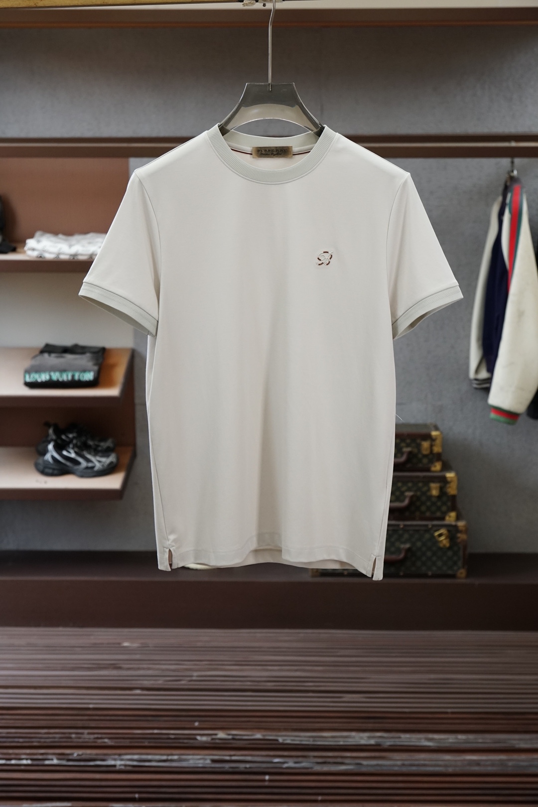 BBR巴宝莉/SS26春夏新品小胸前字母刺绣短袖T恤设计彰显品牌辨识度，采用高支数高密度80支双股丝光棉