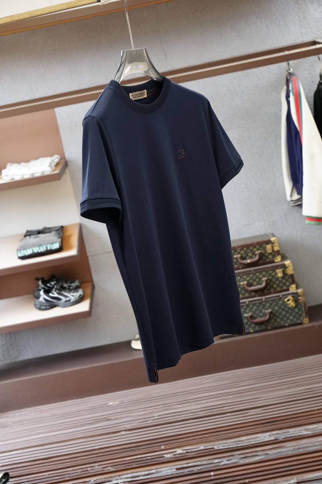 BBR巴宝莉/SS26春夏新品小胸前字母刺绣短袖T恤设计彰显品牌辨识度，采用高支数高密度80支双股丝光棉