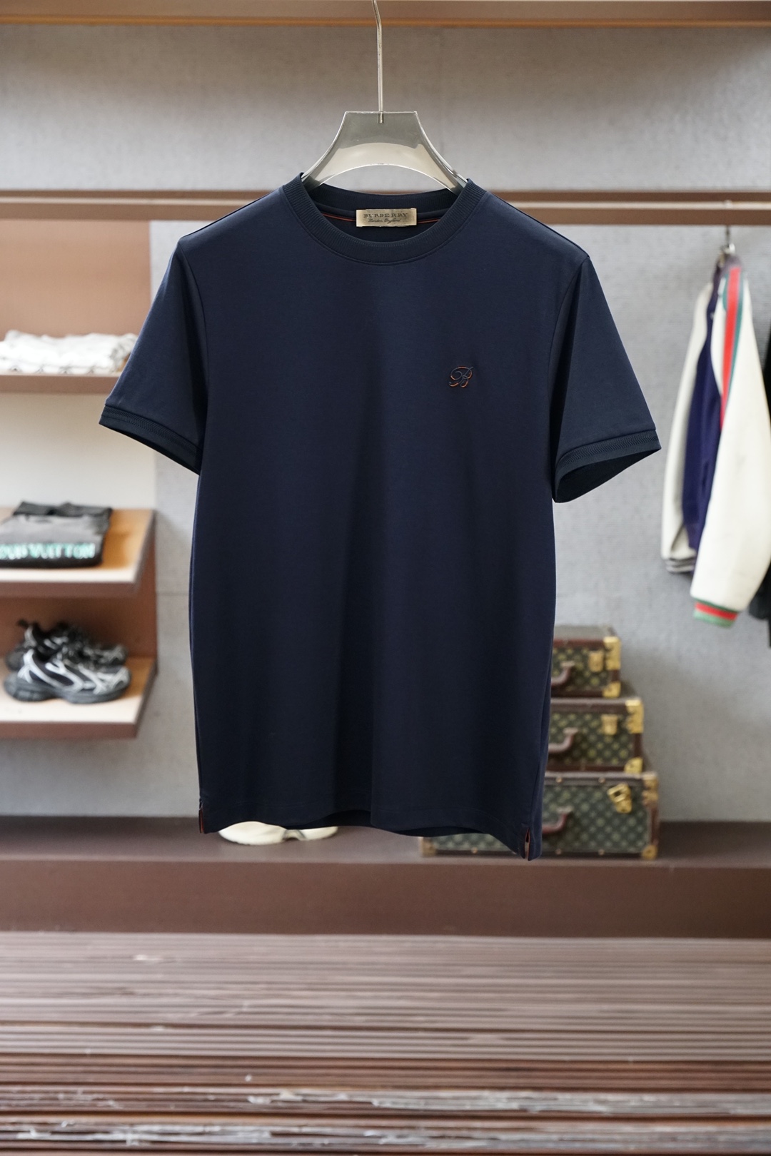 BBR巴宝莉/SS26春夏新品小胸前字母刺绣短袖T恤设计彰显品牌辨识度，采用高支数高密度80支双股丝光棉