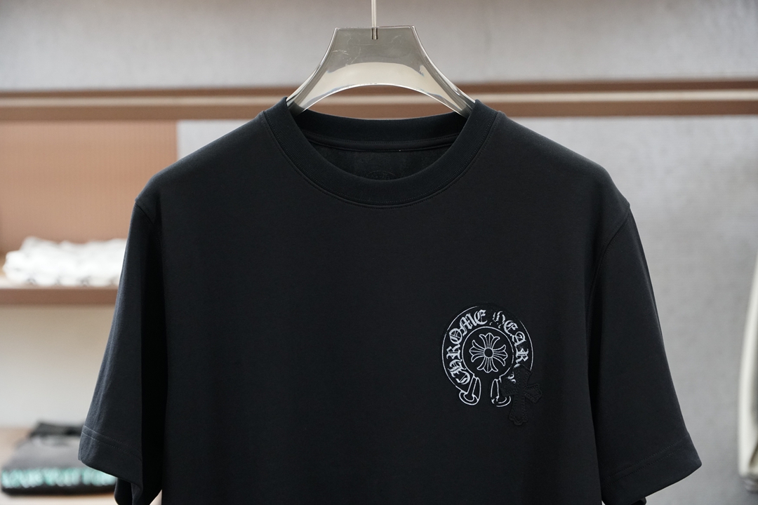 克罗心/春夏系列新品🇨🇳🪆💋🖖🍌男士丝光平纹棉质短袖T恤，这款短袖体恤采用柔软的丝光面料制成，标准版型裁