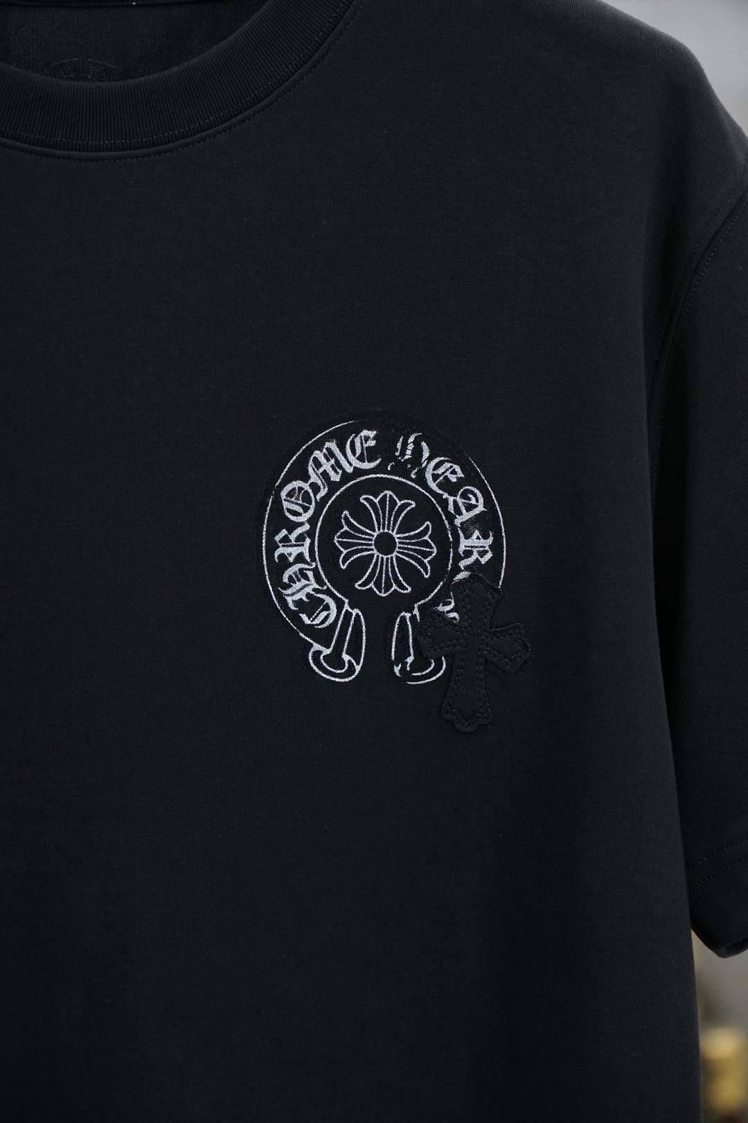 克罗心/春夏系列新品🇨🇳🪆💋🖖🍌男士丝光平纹棉质短袖T恤，这款短袖体恤采用柔软的丝光面料制成，标准版型裁