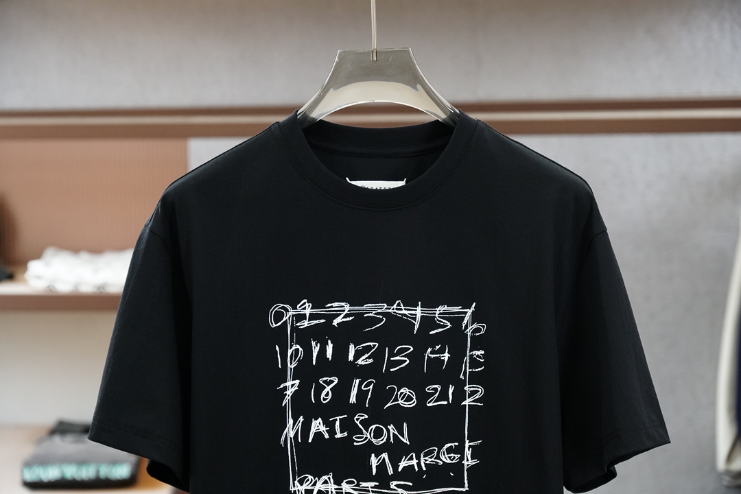 马吉拉/SS26春夏新品小胸前字母印花短袖T恤设计彰显品牌辨识度，采用高支数高密度80支双股丝光棉，上身