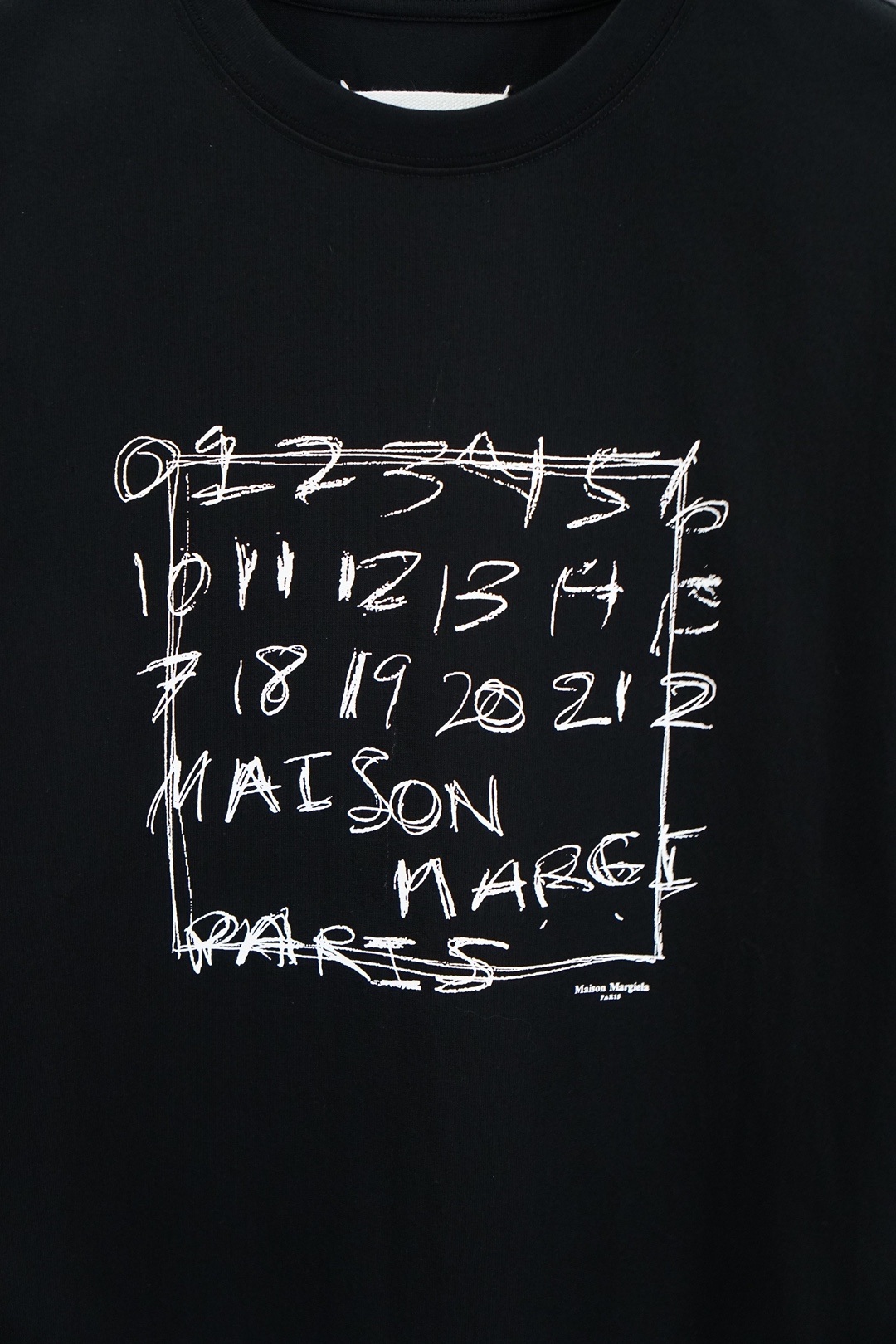 马吉拉/SS26春夏新品小胸前字母印花短袖T恤设计彰显品牌辨识度，采用高支数高密度80支双股丝光棉，上身