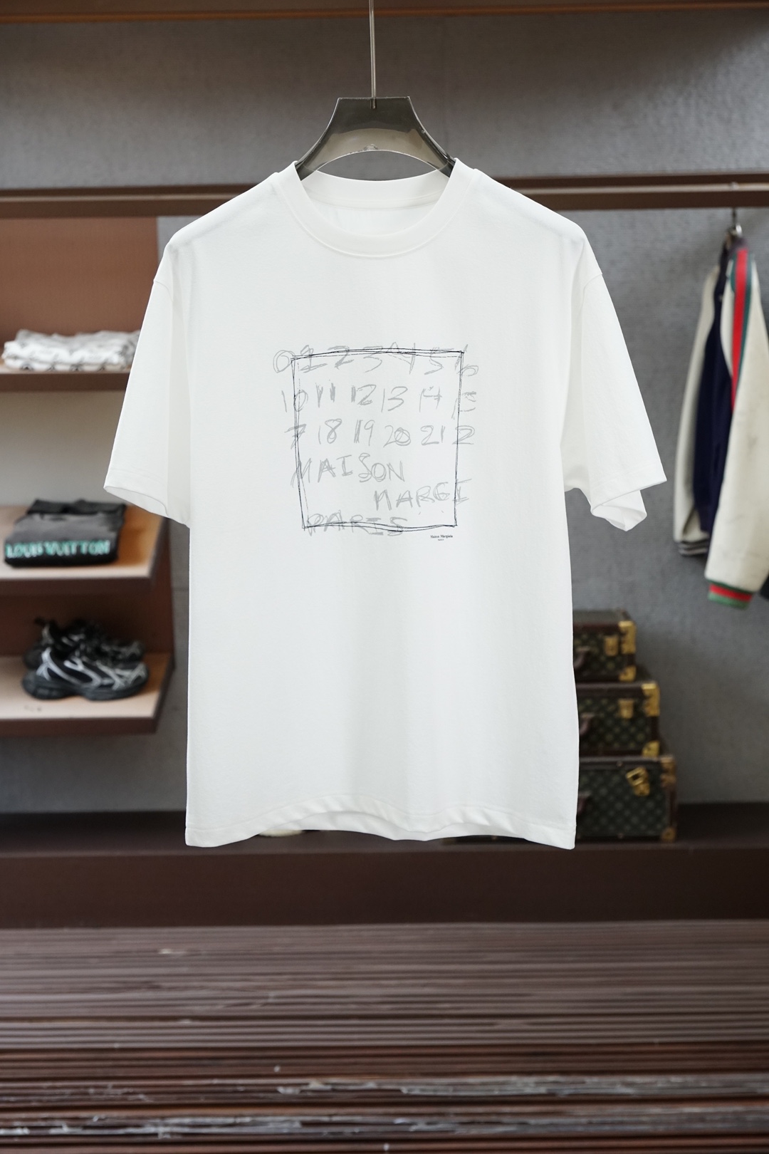 马吉拉/SS26春夏新品小胸前字母印花短袖T恤设计彰显品牌辨识度，采用高支数高密度80支双股丝光棉，上身