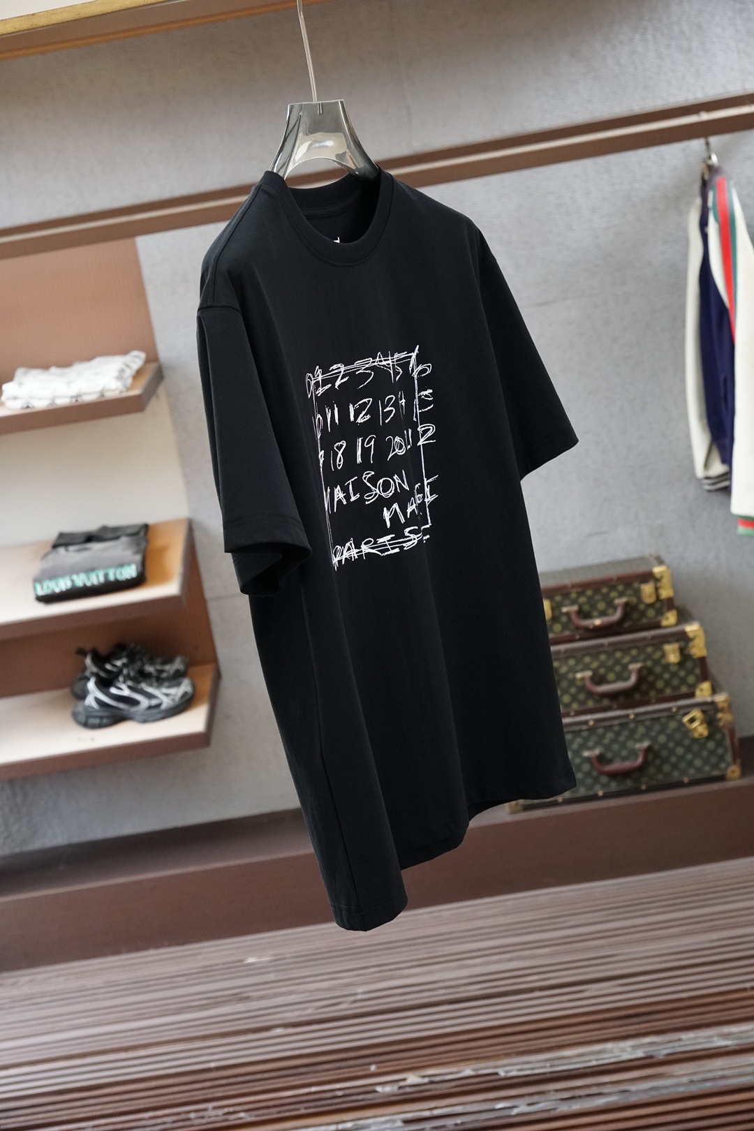 马吉拉/SS26春夏新品小胸前字母印花短袖T恤设计彰显品牌辨识度，采用高支数高密度80支双股丝光棉，上身